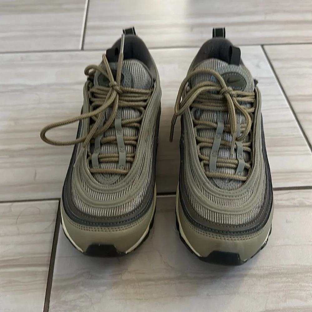 Nike Air Max in sage green - Picture 3 of 3